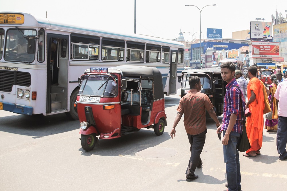 miejski autobus i tuk tuk w Kolombo