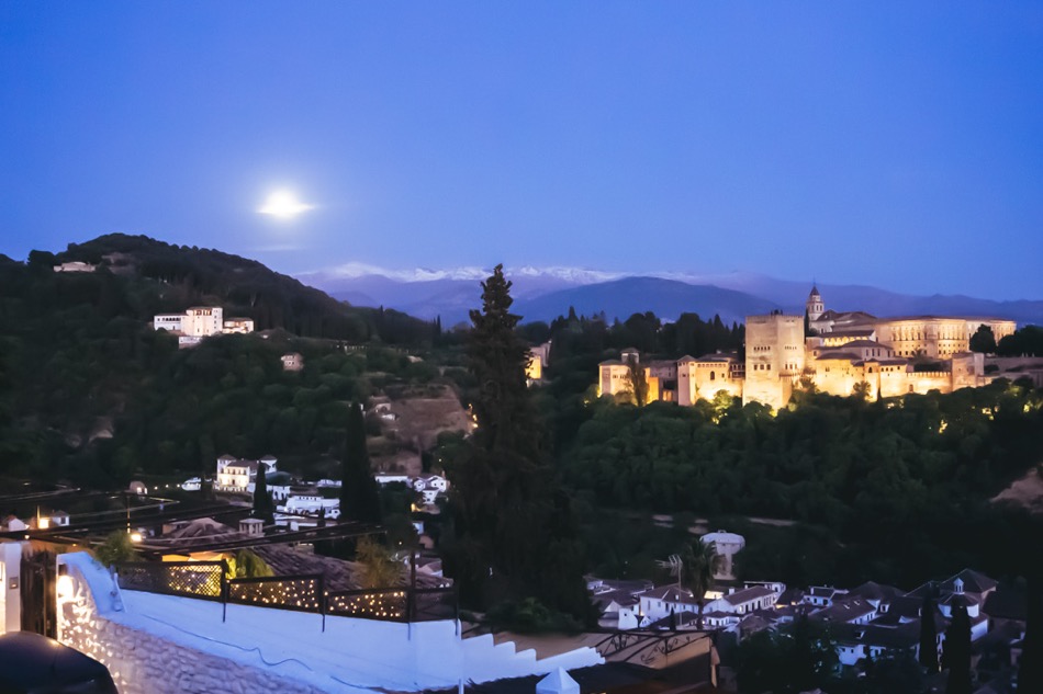 Granada w nocy o艣wietlona 艣wiat艂em ksi臋偶yca