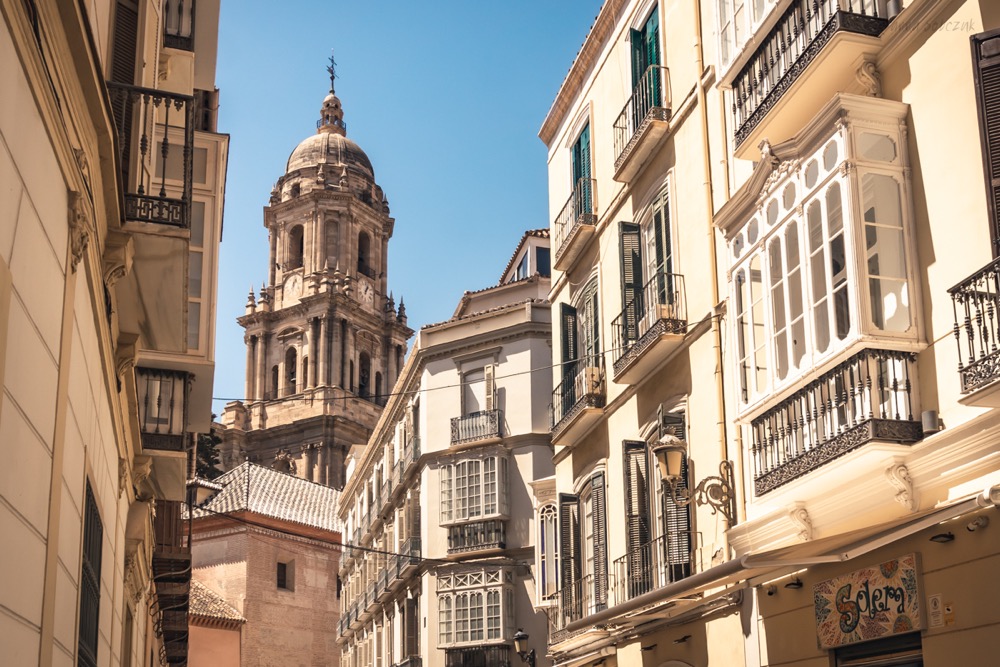 Malaga. Dzwonnica Katedry widoczna pomiędzy uliczkami
