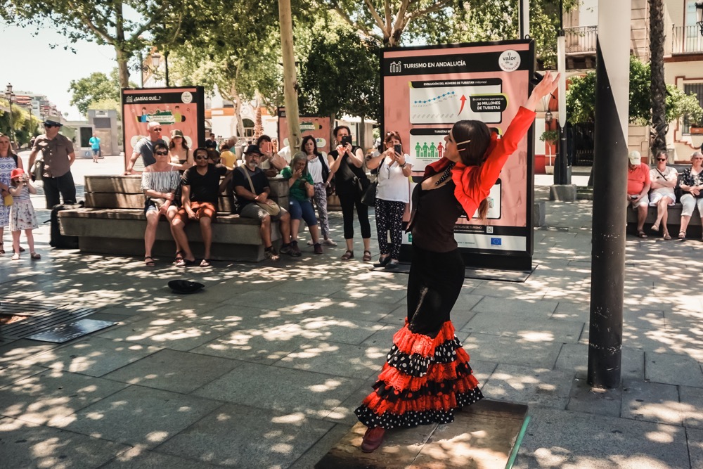 Tancerka dająca pokaz flamenco na ulicy