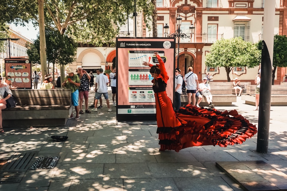 Tancerka flamenco dająca pokaz w sukni z długim trenem